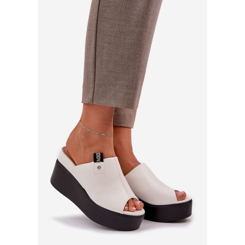 Zapatillas en la plataforma y una cuña de cuero blanco ecológico 1