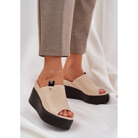 Zapatillas en la plataforma y la cuña beige de cuero ecológico 2