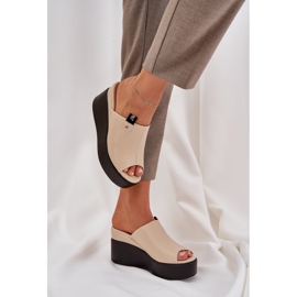 Zapatillas en la plataforma y la cuña beige de cuero ecológico 3