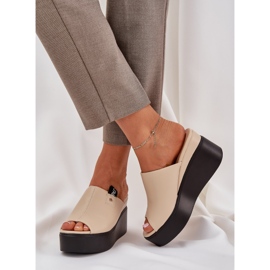 Zapatillas en la plataforma y la cuña beige de cuero ecológico 5