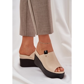 Zapatillas en la plataforma y la cuña beige de cuero ecológico 6