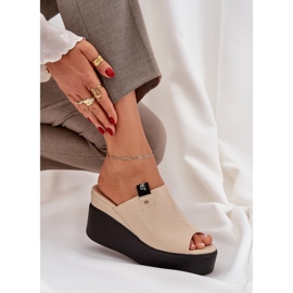 Zapatillas en la plataforma y la cuña beige de cuero ecológico 7