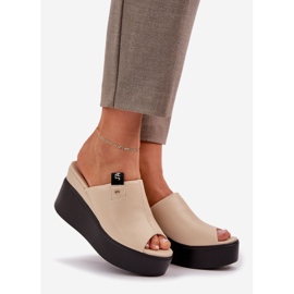 Zapatillas en la plataforma y la cuña beige de cuero ecológico 1 Zapatillas en la plataforma y la cuña beige de cuero ecológico 1