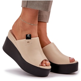 Zapatillas en la plataforma y la cuña beige de cuero ecológico 8