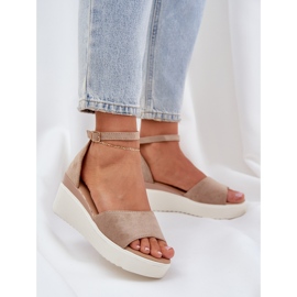 Sandalias de luz en la plataforma y una cuña delicada beige 2