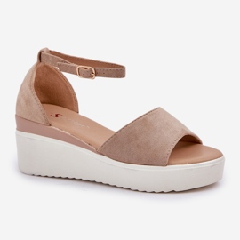 Sandalias de luz en la plataforma y una cuña delicada beige 4