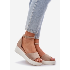 Sandalias de luz en la plataforma y una cuña delicada beige 1