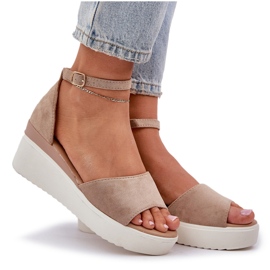 Sandalias de luz en la plataforma y una cuña delicada beige 8