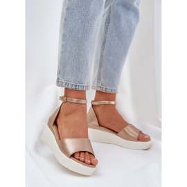 Sandalias de luz en la plataforma y delicadas cuñas de oro dorado 2