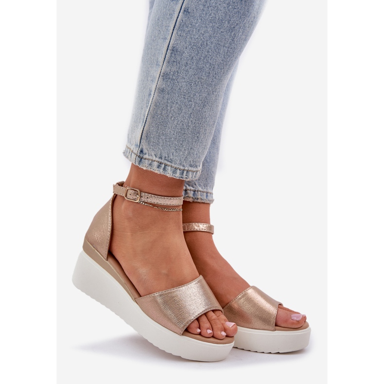 Sandalias de luz en la plataforma y delicadas cuñas de oro dorado 1