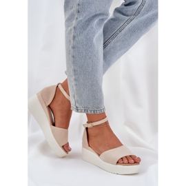 Sandalias de luz en la plataforma y delicadas cuñas de color beige brillante 7