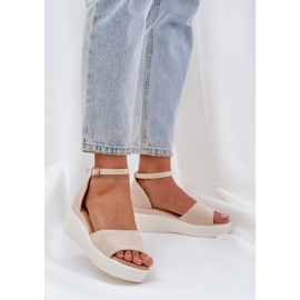 Sandalias de luz en la plataforma y delicadas cuñas de color beige brillante 2
