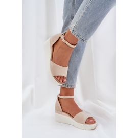 Sandalias de luz en la plataforma y delicadas cuñas de color beige brillante 5