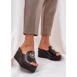 Zapatillas en la plataforma y cuñas con una decoración negra negro 2