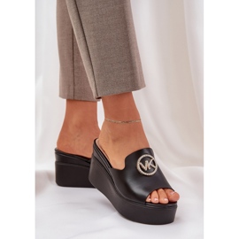 Zapatillas en la plataforma y cuñas con una decoración negra negro 3