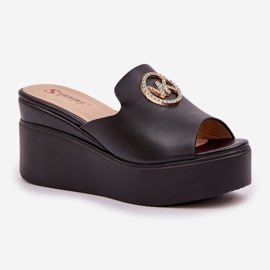 Zapatillas en la plataforma y cuñas con una decoración negra negro 4