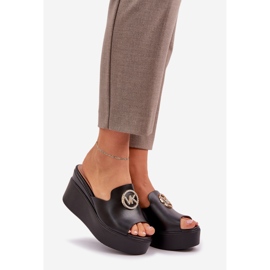 Zapatillas en la plataforma y cuñas con una decoración negra negro 1