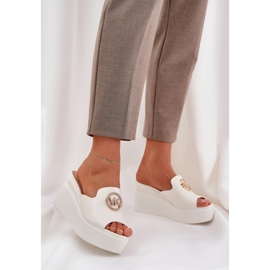 Zapatillas en la plataforma y cuñas con un adorno blanco 2 Zapatillas en la plataforma y cuñas con un adorno blanco 2