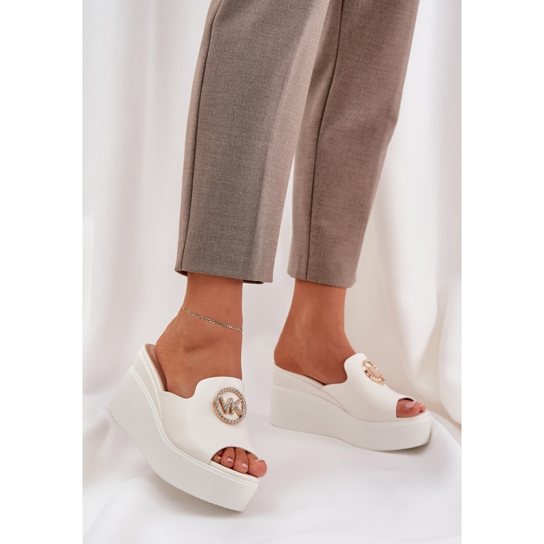 Zapatillas en la plataforma y cuñas con un adorno blanco 2 Zapatillas en la plataforma y cuñas con un adorno blanco 2