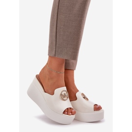 Zapatillas en la plataforma y cuñas con un adorno blanco 1 Zapatillas en la plataforma y cuñas con un adorno blanco 1