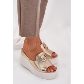 Zapatillas en la plataforma y cuñas con un adorno dorado 6