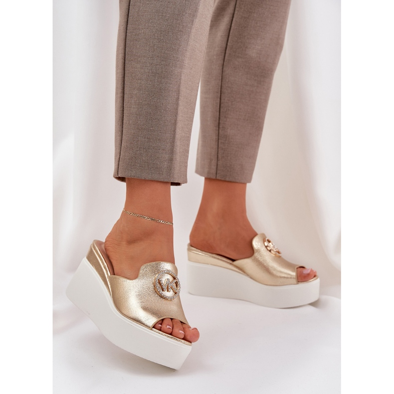 Zapatillas en la plataforma y cuñas con un adorno dorado 2