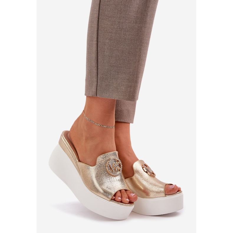 Zapatillas en la plataforma y cuñas con un adorno dorado 1