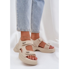 Sandalias livianas de material en la plataforma beige ligera 2
