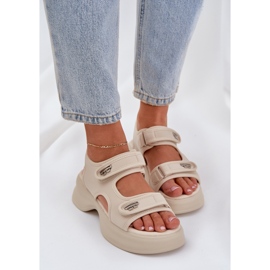 Sandalias livianas de material en la plataforma beige ligera 6