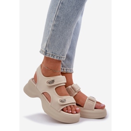 Sandalias livianas de material en la plataforma beige ligera 1