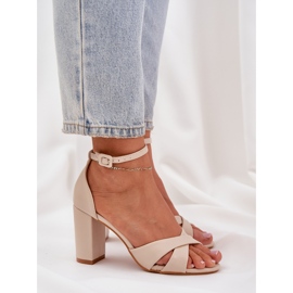 Sandalias en un talón de bar con beige de cuero ecológico 6