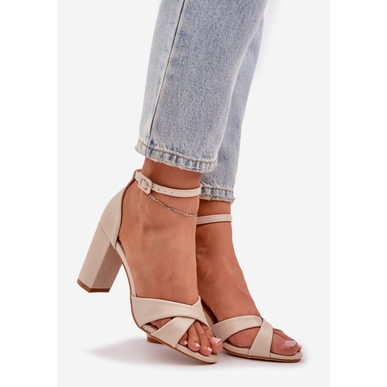 Sandalias en un talón de bar con beige de cuero ecológico 1