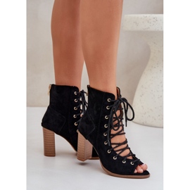 Sandalias en el poste con los cordones superiores y negros 3