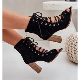 Sandalias en el poste con los cordones superiores y negros 8