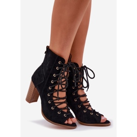 Sandalias en el poste con los cordones superiores y negros 1