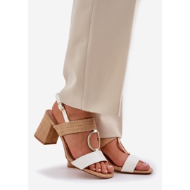 Sandalias de beige blanco en la barra 1 Sandalias de beige blanco en la barra 1