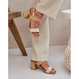 Sandalias en el tacón de la barra beige 5