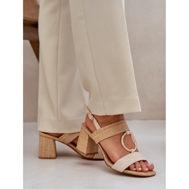 Sandalias en el tacón de la barra beige 3