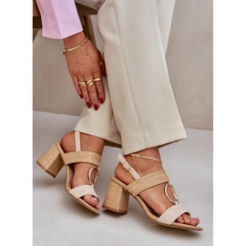 Sandalias en el tacón de la barra beige 6