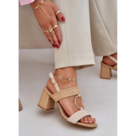 Sandalias en el tacón de la barra beige 8