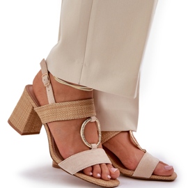 Sandalias en el tacón de la barra beige 9
