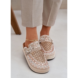 Chanclas decoradas en la plataforma beige 3