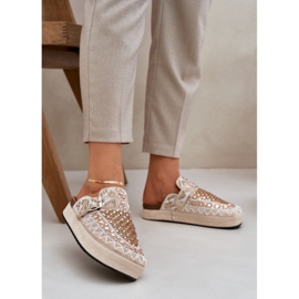 Chanclas decoradas en la plataforma beige 2