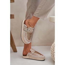 Chanclas decoradas en la plataforma beige 5