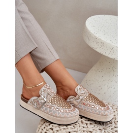 Chanclas decoradas en la plataforma beige 6