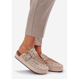 Chanclas decoradas en la plataforma beige 1