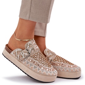 Chanclas decoradas en la plataforma beige 9