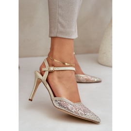 Tacones decorados con un tacón de oro abierto dorado 2