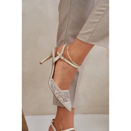 Tacones decorados con un tacón de oro abierto dorado 3