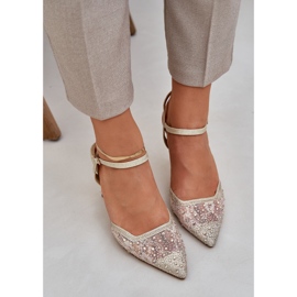 Tacones decorados con un tacón de oro abierto dorado 5